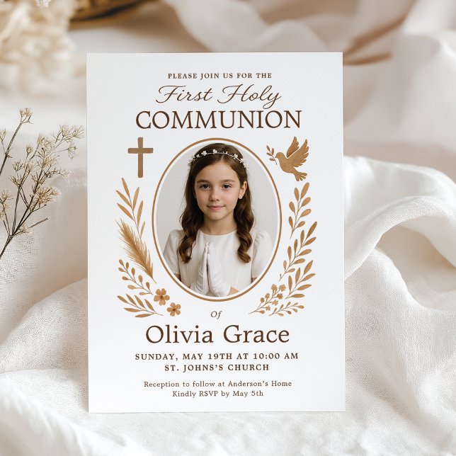 Rustic Girl First Communion Inbjudan (first-communion-invite-girl-boho-neutral-flatlay.png)