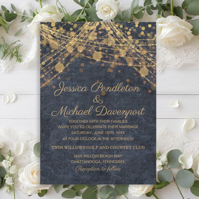 Rustic Glam Guld String Ljus Denim Blue Bröllop Inbjudningar (Navy blue and gold string lights and bokeh rustic glam wedidng invitation)