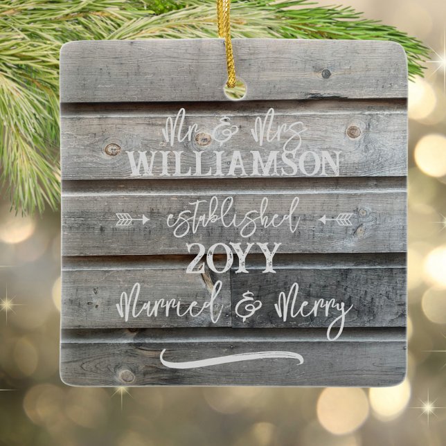 Rustic Grått Barn, första gift julfoto Julgransprydnad Keramik (Married & Merry rustic wood personalized ornament with your photo)