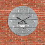 Rustic Grått Wood Couple Namn Bröllop-årsdagen  Stor Klocka<br><div class="desc">Bröllop klockar för att anpassa sig med ett nytt par efternamn. Bakgrunden för det rustiska gråttet-träet tillför en land-chic. En underbar gåva till bröllop och en ny uppvärmning av hemmet.</div>