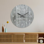 Rustic Grått Wood Kärlek Citote Bröllop-årsdag Stor Klocka<br><div class="desc">Bröllop-klockan med ett romantiskt citat "Jag är i kärlek varje stund jag har varit tillsammans med er" för att uttrycka er kärlek.Personalisera med namn och år.</div>