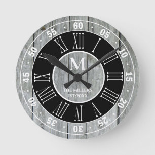 Rustic Grått Wood Monogram Roman Numeral Farmhouse Rund Klocka