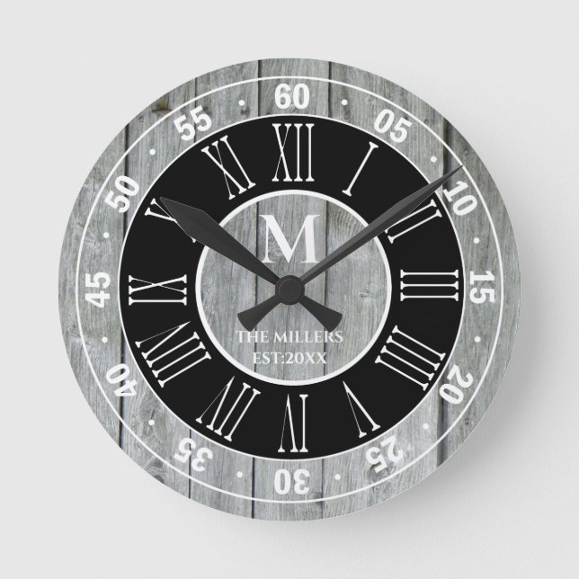 Rustic Grått Wood Monogram Roman Numeral Farmhouse Rund Klocka (Framsida)