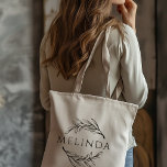 Rustic Greenery Personlig Bridesmaid Tote Bag<br><div class="desc">Den här söta,  rustiska stil-bruden i påsen med skisserad grej-design inslag och bridesmaads namn kommer att vara underbar för bröllop tack vare gåvor eller favörer.</div>