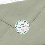 Rustic Greenery Spara datumet Runt Klistermärke<br><div class="desc">Det här alternativet Spara datummärket med italienska Ruscus med orden "spara datumet" i trendigets skript mot blekens träbakgrund. Anpassa detta genom att ersätta platshållartexten i mallen för att lägga till information. Om du vill ha fler alternativ som att ändra teckensnittet och det är storlekt/färg eller mellanrummet mellan brev klickar du...</div>