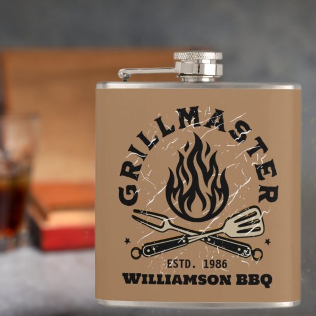 Rustic GRILLMASTER anpassningsbar Vinylförpackad k Fickplunta (Close up Grill Master graphic flask with a gray background and a tray. )
