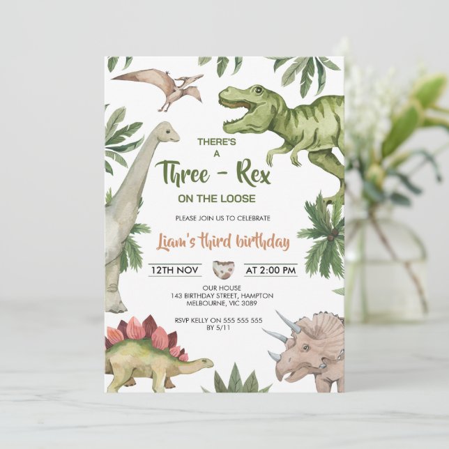 Rustic Grönt Brown Dinosaur Three Rex Birthday Inbjudningar (Stående Fram)