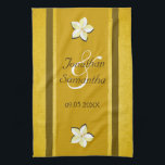 Rustic Guld Blommigt MoJo Bröllop Kitchen Tea Towe Kökshandduk<br><div class="desc">Rustic Guld Blommigt © Sunny Mars Designs. Anpassningsbar vintage rostar guld elegant-kökshandduk av bomull med gult på band gräns, moderna söt vita blommor och gammal papper bakgrund från parchment. De gör också en underbar keepsaké och perfekter till bröllopsfestens medhjälpare, t.ex. brudtärna, marskalkar, bäste man, matte eller maid of honor, blomsterflickan,...</div>