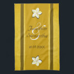 Rustic Guld Blommigt MoJo Bröllop Kitchen Tea Towe Kökshandduk<br><div class="desc">Rustic Guld Blommigt © Sunny Mars Designs. Anpassningsbar vintage rostar guld elegant-kökshandduk av bomull med gult på band gräns, moderna söt vita blommor och gammal papper bakgrund från parchment. De gör också en underbar keepsaké och perfekter till bröllopsfestens medhjälpare, t.ex. brudtärna, marskalkar, bäste man, matte eller maid of honor, blomsterflickan,...</div>