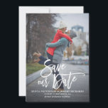 Rustic Hand Lettering Photo Spara Datum II Spara Datumet<br><div class="desc">Ett snyggt-lodrät sparar det platta datumkortet som innehåller rolig modern kalligrafi med vit och grått rand mönster. Anpassa det här kortet genom att lägga till ett eget foto och information. Det finns en platta kortversion tillgänglig.</div>