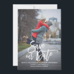 Rustic Hand Lettering Photo Spara vårt datum Spara Datumet<br><div class="desc">Ett snyggt-lodrät sparar det platta datumkortet som innehåller en modig,  modern kalligrafi med lövs mönster. Anpassa det här kortet genom att lägga till ett eget foto och information. Det finns en platta kortversion tillgänglig.</div>