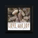 Rustic Helgdag och Joy Gräs Cone Smyckeskrin<br><div class="desc">De vackra,  rustiska gräs-koneserna framhäver denna klassiska elegant som önskar helgdag och Joy.</div>