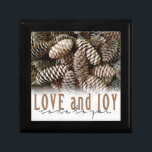 Rustic Helgdag och Joy Gräs Cone Smyckeskrin<br><div class="desc">De vackra,  rustiska gräs-koneserna framhäver denna klassiska elegant som önskar helgdag och Joy.</div>