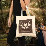 Rustic hjort antler bröllop bridesmaid tobag tygkasse<br><div class="desc">Vintage hjort antler bröllop till säcken för brudtärnor. Konstruktion av träkornspanel för land chic giftermål. Brun och vit bakgrund eller anpassningsbar bakgrund färg. Klassskripttypografi för personlig namn eller monogram. Gör en för elegant brud, söt brud, maid of honor, blomma, budens mamma etc. Använda i bröllop, möhippa, bachelorettfest etc. Omfattar romantiskt...</div>