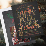 Rustic Holly & Jolly Family Photo jul Party Inbjudningar<br><div class="desc">Ange tonen för en roligt och festlig sammankomst med den här inbjudan till Rustic Holly & Jolly-julpartiet! Den här inbjudan är både elegant och visuell och har en charmig bakgrund med hjort- och tvillingljusgrafik. Baksidan tillför en personlig beröring med ett lustigt foto från familjen, skapar den perfekt som behövs för...</div>