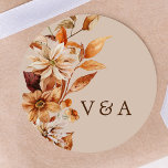 Rustic Höst löv Monogrammed Sticker Runt Klistermärke<br><div class="desc">Rustic Höst löv Monogrammed Sticker. Visa initialer i säsong stil med det här engrammade runda klistermärket, försedd med handmålat höst löv i rik terracotta och bränd orange, omgiven av mjuk beige dahlias och koppartonat ro. Med den elegant taupe-bakgrunden får du monogrammet att framträda med en tidslös skönhet. skapar detta som...</div>