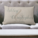Rustic Houseworp Gift för ett par Personliger Lumbarkudde<br><div class="desc">Rustik husuppvärmning eller bröllop-gåva till ett par. Personligens dekorativa kudde i jordnära och blå färg med parets namn och datum. Fira relationen och lägg till en smakfull dekorativ accent till hemmet. Den naturliga neutralten färg kommer att passa in i nästan vilken snyggt och elegant som helst i dekorationen stil, som...</div>