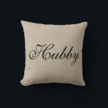 Rustic Hubby Pillow Kudde<br><div class="desc">Den här färgaden med rustik,  dold,  dekoreras med finare-skript som säger "Hubby" på framsidan och "Mr" på baksidan,  skapar den perfekt för de nyfödda ungarnas bord,  soffa eller säng. Rulla ner för att se samordnande Wifey/Mrs. cushion.</div>