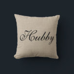Rustic Hubby Pillow Kudde<br><div class="desc">Den här färgaden med rustik,  dold,  dekoreras med finare-skript som säger "Hubby" på framsidan och "Mr" på baksidan,  skapar den perfekt för de nyfödda ungarnas bord,  soffa eller säng. Rulla ner för att se samordnande Wifey/Mrs. cushion.</div>