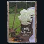 Rustic Hydrangea och Cowboy Boots Westerna Bröllop Filt<br><div class="desc">Anpassa den charmerande Rustic Hydrangea och Cowboy Boots Land Westerna Bröllop Throw med namn på ceremonin för bruden och brudgummen och giftermål för att skapa en keepsaksgåva för en förlovningsfest, möhippa eller bröllop. Den här avslappnaden, som ändå är ett anpassningsbar-ranchtema för nuptial filt, har ett foto med en blommigt av...</div>
