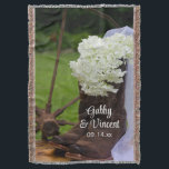Rustic Hydrangea och Cowboy Boots Westerna Bröllop Filt<br><div class="desc">Anpassa den charmerande Rustic Hydrangea och Cowboy Boots Land Westerna Bröllop Throw med namn på ceremonin för bruden och brudgummen och giftermål för att skapa en keepsaksgåva för en förlovningsfest, möhippa eller bröllop. Den här avslappnaden, som ändå är ett anpassningsbar-ranchtema för nuptial filt, har ett foto med en blommigt av...</div>