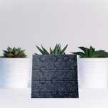 Rustic Indigo Blue Damask på späckat trä Kakelplatta<br><div class="desc">Unik dekorativ mönsterruta med ett vitt dammmönster i vintagen på en repad träbakgrund i struktur.</div>