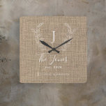 Rustic jordbrukshus elegant-familjen monogrammad fyrkantig klocka<br><div class="desc">Personligens vintage,  klassiskt vitt monogram,  namn,  och etablerat årstidsmedelvärde för chic,  ljusbrun beige och vit rustik land-murklocka för stil.        En modern keepsaksgåva till bröllop,  årsdagar,  uppvärmning i hemmet,  Thanksgiving,  jul eller något annat tillfälle.</div>