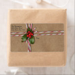 Rustic jul Kraft Papper med Holly Berries Fraktsedel<br><div class="desc">Rustik charm avundas med den här roligten och festlig, stor adressetikett designad för att se ut som en jul-helgdag. Utformningen har en gryning av julklapp - grönt löv och röda bär, en papper texturerad bakgrundseffekt av brunkol och röd och vit bakertråd "inslagen" runt paket. Anpassa med returadressen i det övre...</div>