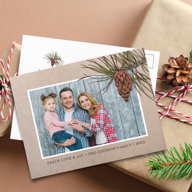 Rustic julfoto Pinecone Brown Kraft Papper Helg Vykort (Rustic Christmas Photo Pinecone Brown Kraft Paper Holiday Postcard)