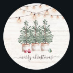 Rustic Julgranar Wood String Ljus Runt Klistermärke<br><div class="desc">En rustisk juldekalk med vattenfärgad jul i gräs träd,  färsk från träd-gården,  sträng ljus på träbakgrund,  med fallande snö. Din familj namn på en lätt träbakgrund. Söt skripttyp God jul. Du kan använda helgdag på kortet eller skrivan själv.</div>