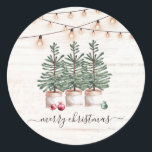 Rustic Julgranar Wood String Ljus Runt Klistermärke<br><div class="desc">En rustisk juldekalk med vattenfärgad jul i gräs träd,  färsk från träd-gården,  sträng ljus på träbakgrund,  med fallande snö. Din familj namn på en lätt träbakgrund. Söt skripttyp God jul. Du kan använda helgdag på kortet eller skrivan själv.</div>