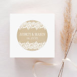 Rustic Kraft och Snöre Bröllop Monogram Runt Klistermärke<br><div class="desc">Bröllopsetiketter i rund form har ett monogram av namn och bröllop,  en charmerande illustration av den vita blommigten och det prickade snöre,  och en bakgrund med ett pappert texturerat utseende av rostbrun kraft.</div>