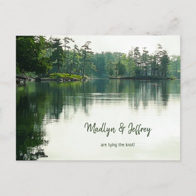 Rustic lakeside evergreen-reflexion sparar datumet meddelande vykort (Framsida)