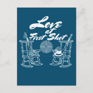 Rustic Land Barn Bröllopsfest Hunting Couple Inbjudan Vykort