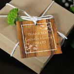 Rustic Land Barn Wood Blommigt Gåvor Etiketter<br><div class="desc">Anpassa de berömda jaktmärkena för Blommigten Rustic Land Barn Wood för använda vid den informella evenemanget stil lada bröllop,  möhippa eller födelsedagslast i party firande. Varje avslappnad som ännu är klassad som anpassade-fest har en märkre med ett nära serverfoto av brunt avslutat barrträ med vita blommor.</div>