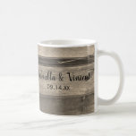 Rustic Land Barn Wood Bröllop Kaffemugg<br><div class="desc">Den charmerande Rustic Land Barn Wood Bröllop Coffee Mugg kan vara personlig med namnen av bruden och brudgummen och deras ceremoniedag i giftermål för att skapa en av en vänlig keepsakpresenter för nyfödda, brudgummar eller marskalkar. Den här avslappnaden har ännu en western ranch-kaffekaffe i anpassningsbar, stil, ett högtstående sepiafondsfoto av...</div>