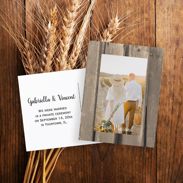 Rustic Land Barn Wood Bröllop Photo Meddelande Vykort (Announce you're hitched with a rustic barn wedding photo postcard.)