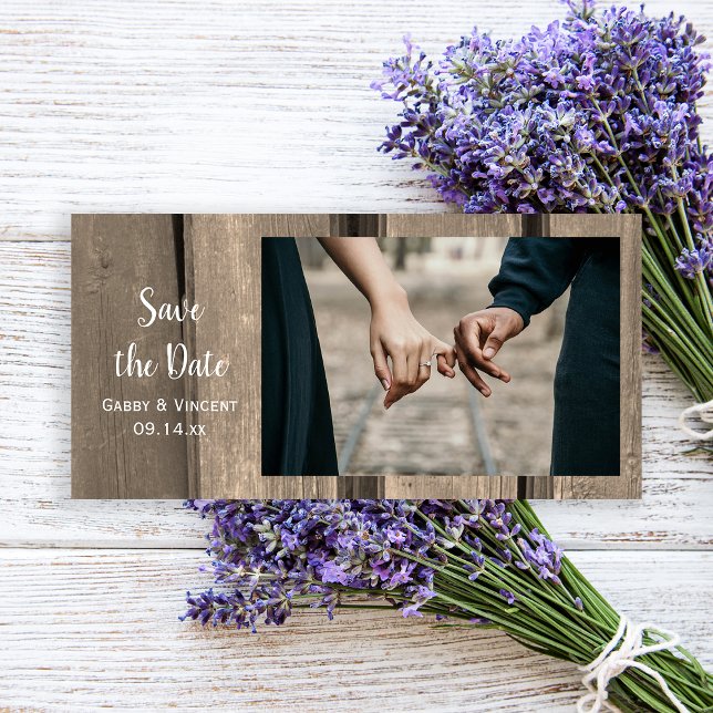 Rustic Land Barn Wood Bröllop spara datum Spara Datumet (Set the tone for your casual barn party wedding with this rustic save the date photo card.)