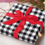 Rustic Land Black and White Play-jul Presentpapper<br><div class="desc">Snyggt och festlighet,  den här presentfigursättningen är perfektens sätt att figurera alla helgdag som du kommer att vara ge för i julhelg. Utformningen har flanskaft plaid mönster som är svart och vitt.</div>