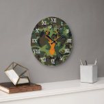 Rustic Land Camo Farmhouse Hjort med Antlers Stor Klocka<br><div class="desc">Lägg till en snyggt och ett trendig till ditt hem eller på ditt kontor med vår klocka för rustiska låsspärmar. Med en kamouflage-bakgrund med ett stort hjort huvud och din egen personlig namn. Gör ett underbart bröllop, en årsdag eller en gåva till husuppvärmningen. Lägg till anpassningsbarnas ordalydelse i den här...</div>