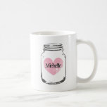 Rustic land chic Mason burk mugg med namn<br><div class="desc">Rustic land chic Mason burk mugg med namn eller monogram. Utformning av vintage med avbländad kärlek-hjärtikon. Elegant bröllop-dekoration eller gåva till nygifta par. Anpassa med namn av brid och groom,  brickor etc. Symbolen Weasted kärlek i burk av glas.</div>
