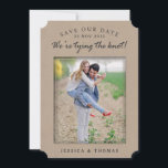 Rustic Land Kraft | Anpassningsbar Foto Spara datu Spara Datumet<br><div class="desc">Rustic Land Kraft | Anpassningsbar Foto Spara datumkort</div>