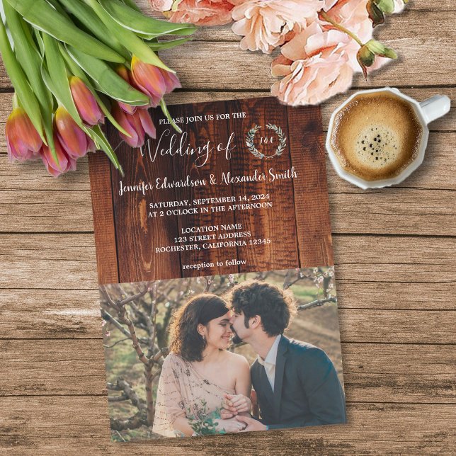 Rustic land lada-trä med monogrammet Bröllop Inbjudningar (Rustic barn wood monogrammed photo country wedding invitation. )
