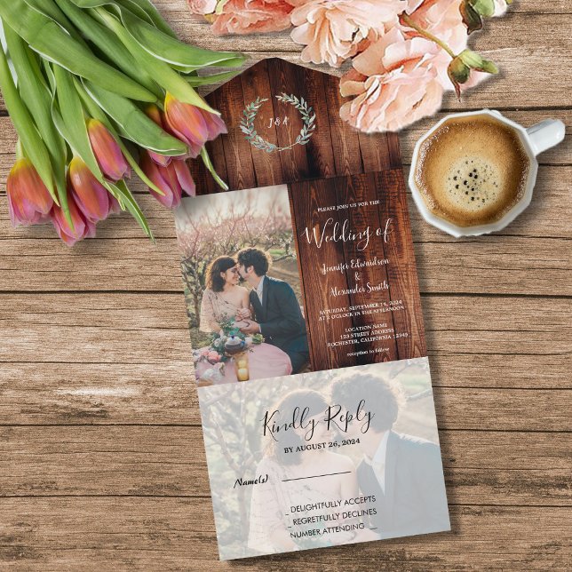 Rustic land lada-träfoto Bröllop (Rustic barn wood monogrammed photo country wedding all in one invitation.)