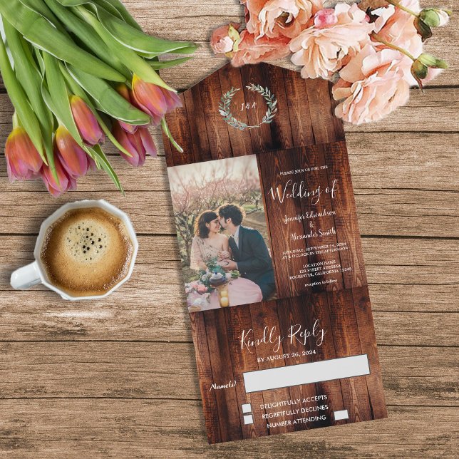 Rustic land lada-träfoto Bröllop (Rustic barn wood, monogrammed, photo all in one country Wedding invitation.)