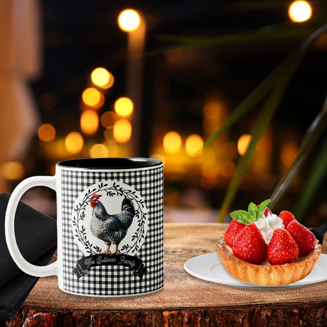 Rustic Land Tupp Chicken BW Gingham Checks Två-Tonad Mugg (Rustic Country Rooster Chicken Black and White Gingham Checks Farm Family Name Two-Tone Coffee Mug)
