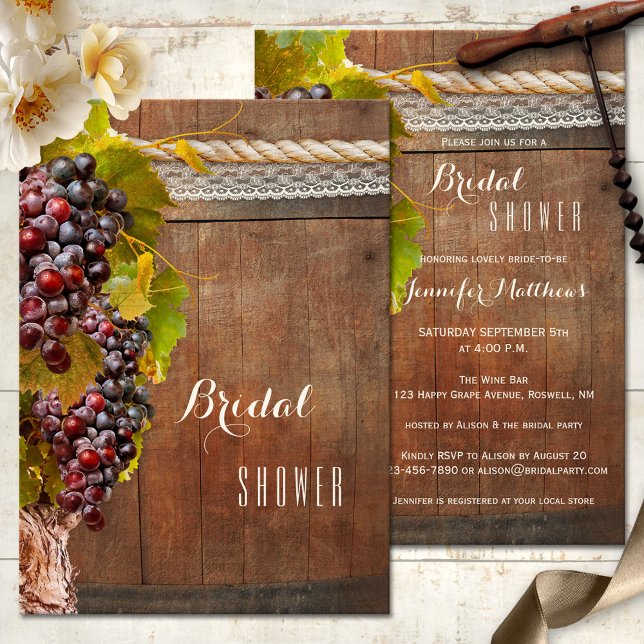 Rustic Land Vin Théc Möhippa Inbjudan (A wine themed bridal shower invitation featuring vines with grapes, rope and lace on rustic wood)