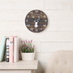 Rustic Land Wood Farmhouse Hjort med Antlers Stor Klocka<br><div class="desc">Lägg till en snyggt och ett trendig till ditt hem eller på ditt kontor med vår klocka för rustiska låsspärmar. Den har en fin bakgrund av trä med stort hjort och din egen personlig namn. Gör ett underbart bröllop, en årsdag eller en gåva till husuppvärmningen. Lägg till anpassningsbarnas ordalydelse i...</div>