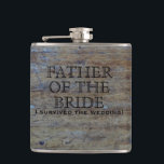 Rustic-Landsbyggsbröllop | Lunj Far i Bride Fickplunta<br><div class="desc">Anpassade lustigt Far i kolven Bride bröllop med fotobakgrund av rustiskt, gammalt, eländigt skogskläder mönster. Läser Far i Bride i traditionell svart huvudstad brev. Under den står det att jag Överlevt Bröllop! i alla svarta huvudstäder. Lustigt, rustik bröllopsfest för Far i Bride. Skapa matchningsfördelar för bröllopsfestens medlemmar genom att ändra...</div>