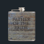 Rustic-Landsbyggsbröllop | Lunj Far i Bride Fickplunta<br><div class="desc">Anpassade lustigt Far i kolven Bride bröllop med fotobakgrund av rustiskt, gammalt, eländigt skogskläder mönster. Läser Far i Bride i traditionell svart huvudstad brev. Under den står det att jag Överlevt Bröllop! i alla svarta huvudstäder. Lustigt, rustik bröllopsfest för Far i Bride. Skapa matchningsfördelar för bröllopsfestens medlemmar genom att ändra...</div>